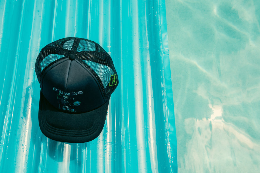 One size fits most  curved bill  breathable mesh rear  Ajustable snapback panel  Cotton and Mesh 